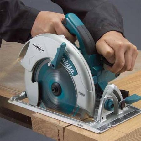   Makita 5008MG:    