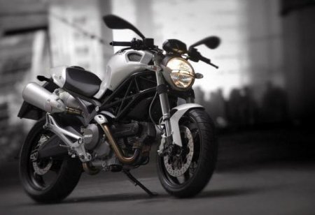 ̳  Ducati Monster 696