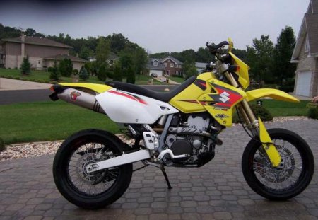 Suzuki DRZ-400:    