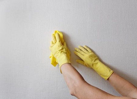 Чим обробляти стіни перед обклеюванням шпалер: інструкція, способи та рекомендації