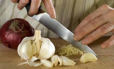 Як позбавитися від запаху часнику на руках після готування?