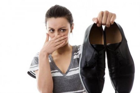 Що робити, якщо взуття смердить: народні засоби