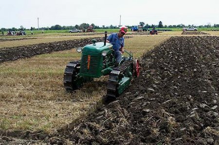 Оранка землі трактором: переваги і недоліки механізованої обробки грунту