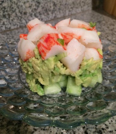 Салат з червоною рибою і крабовими паличками: рецепти з фото