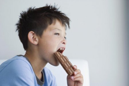 З якого віку дитині можна давати шоколад? Поради батькам