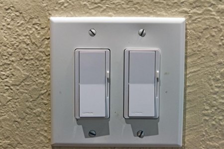 Як підключити два вимикача на дві лампочки: схема, поради майстра