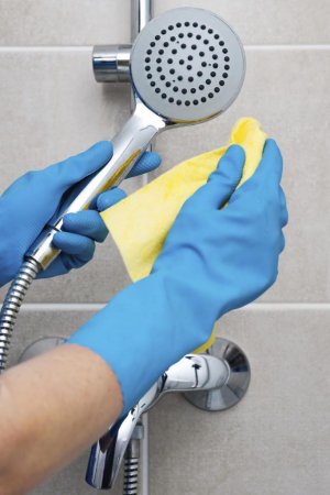 Як почистити душову лійку: види забруднень, практичні поради, професійні і домашні засоби для чищення