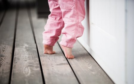 Дитина встає на носочки: причини, норма і відхилення, поради педіатрів