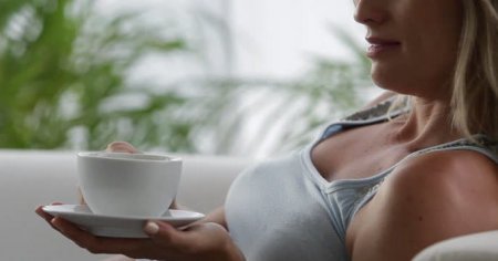 Чи можна вагітним чай каркаде: властивості чаю, його вплив на організм, користь і протипоказання