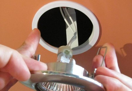 Як поміняти лампочку в натяжній стелі: техніка виконання, необхідні інструменти, покрокова інструкція та поради