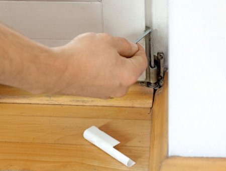 Чим змастити двері, щоб не скрипіло: засоби, мастильні матеріали і рекомендації
