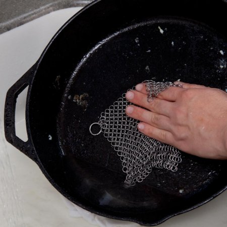 Як доглядати за чавунною сковородою: поради та рекомендації